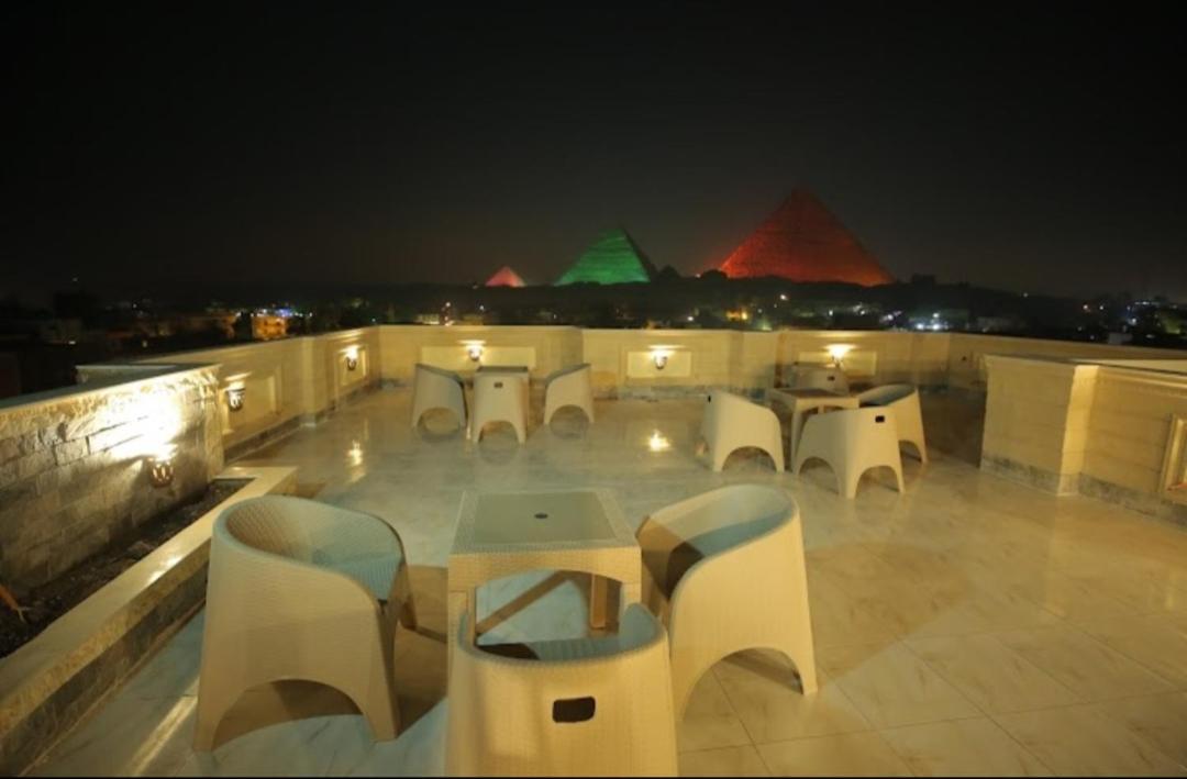 Richard Pyramids inn hotel