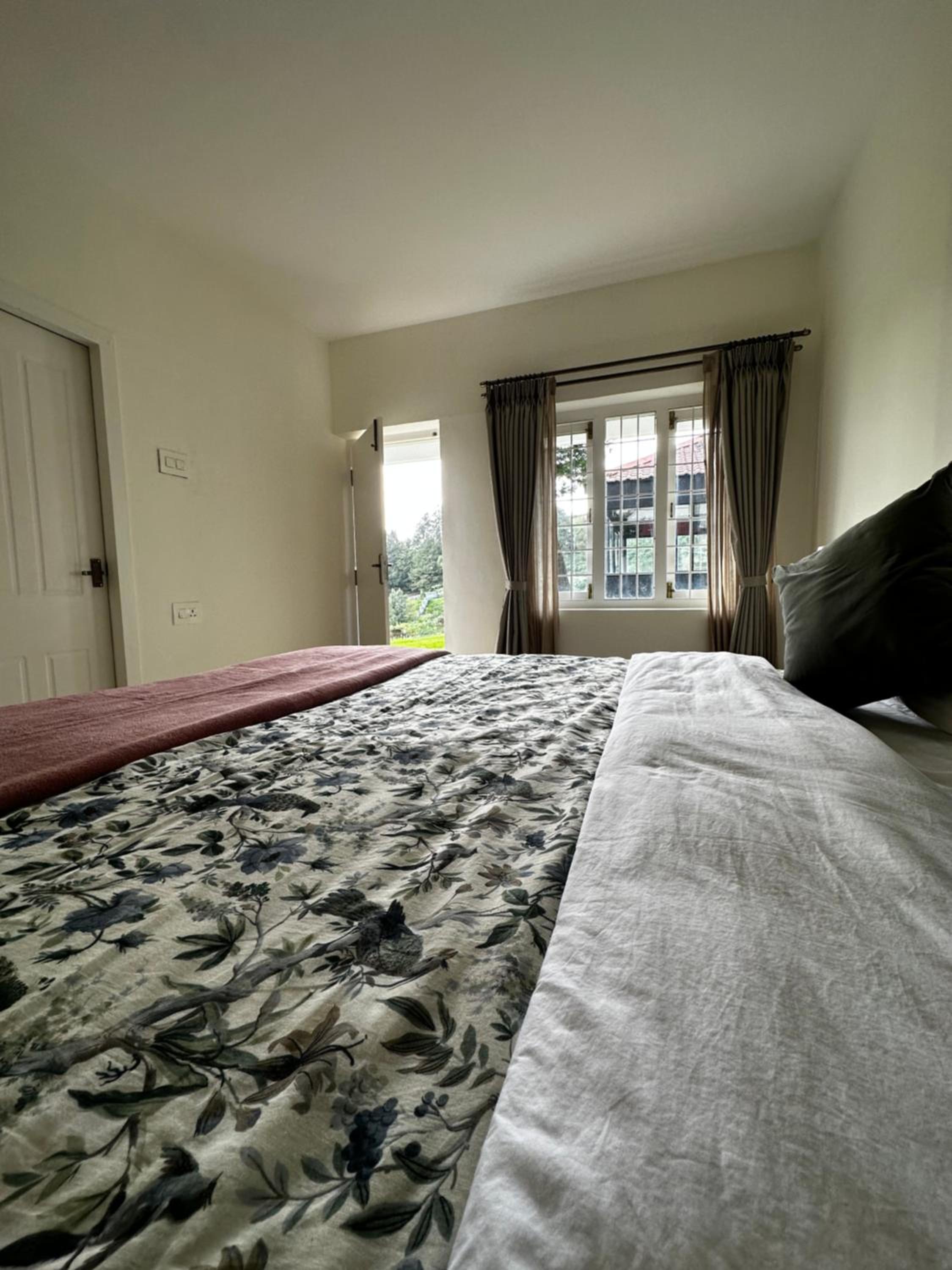Hoopoe house one room view 3