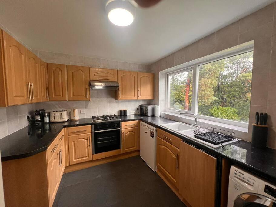 Lovely 2 bed room flat, in a leafy area,All new view 4