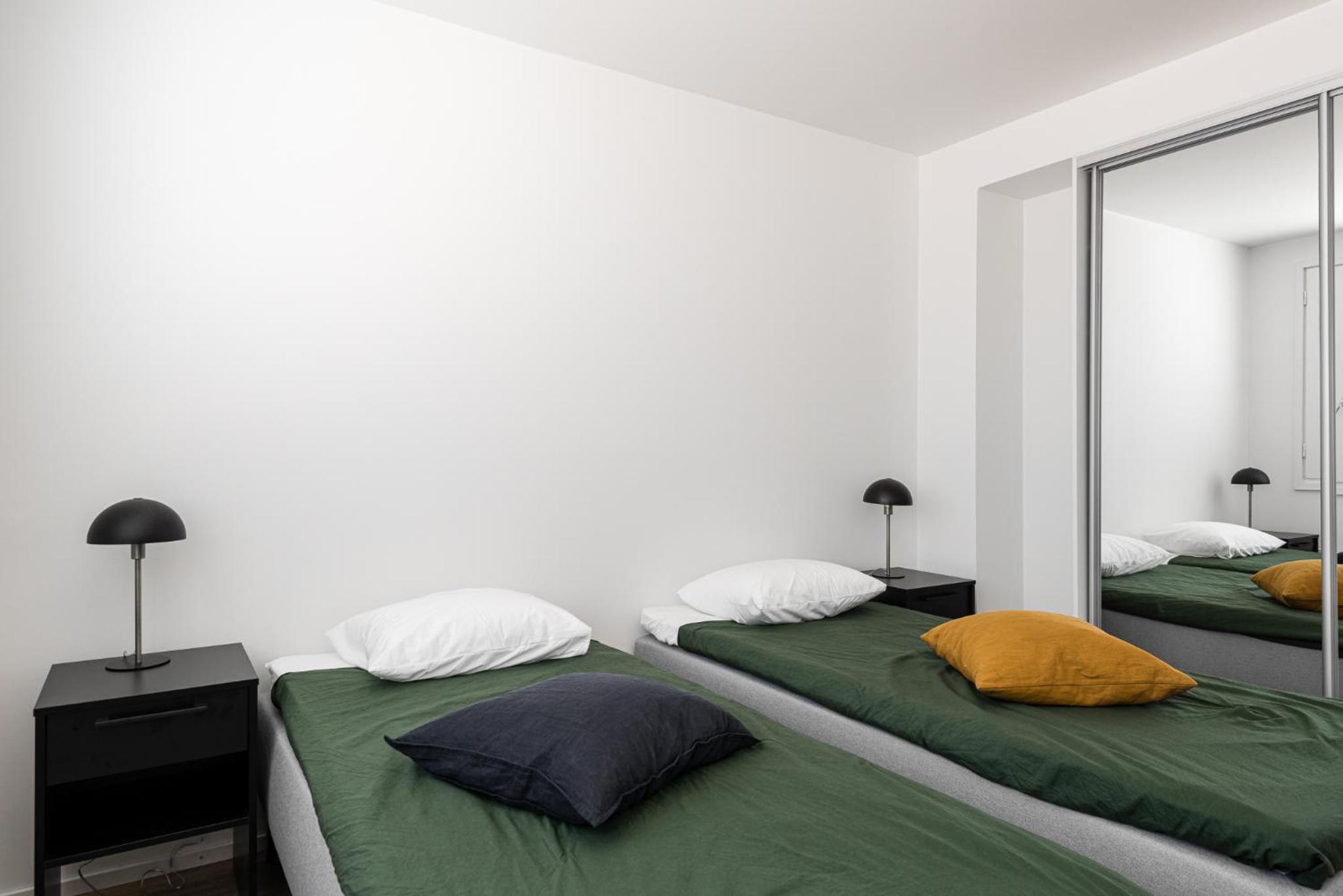 Kingwest Villa - free parking, sauna, 5br & NEW AC