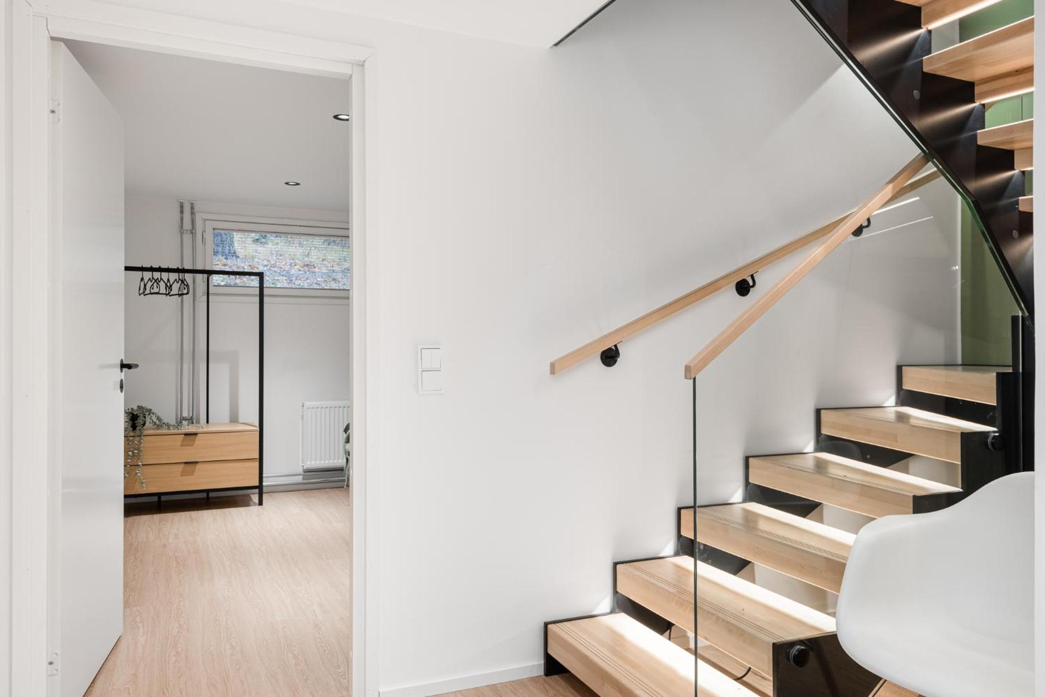 Kingwest Villa - free parking, sauna, 5br & NEW AC