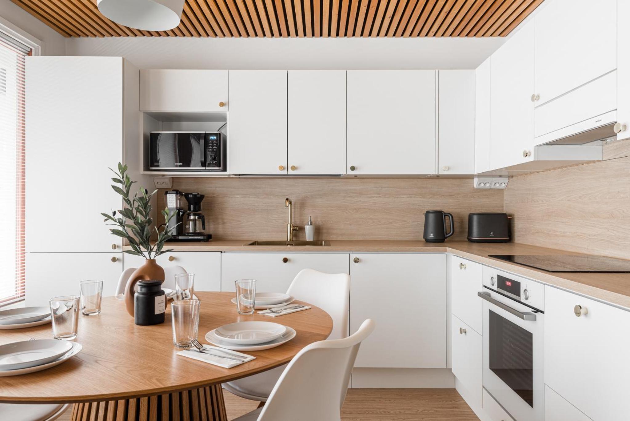 Kingwest Villa - free parking, sauna, 5br & NEW AC