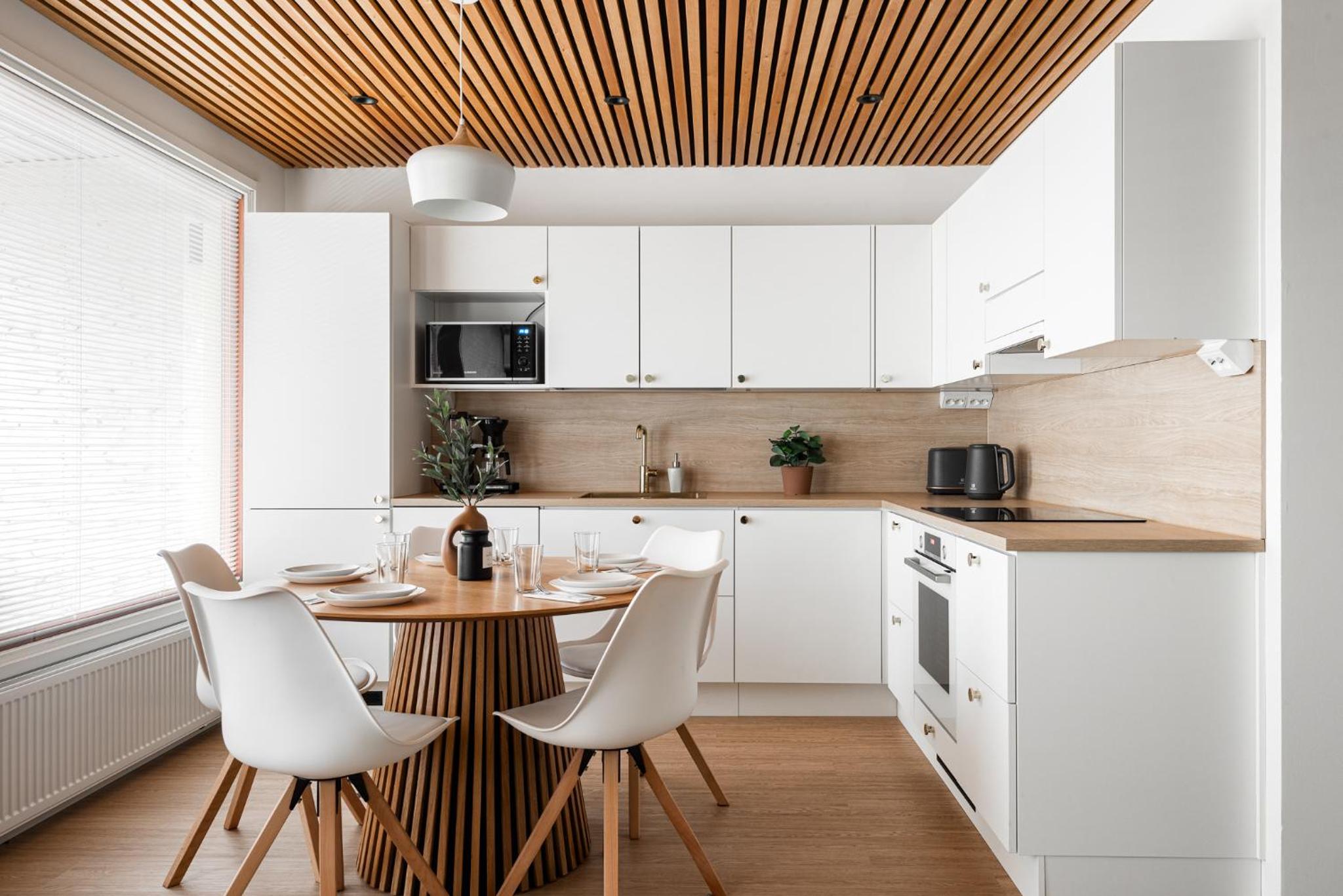 Kingwest Villa - free parking, sauna, 5br & NEW AC