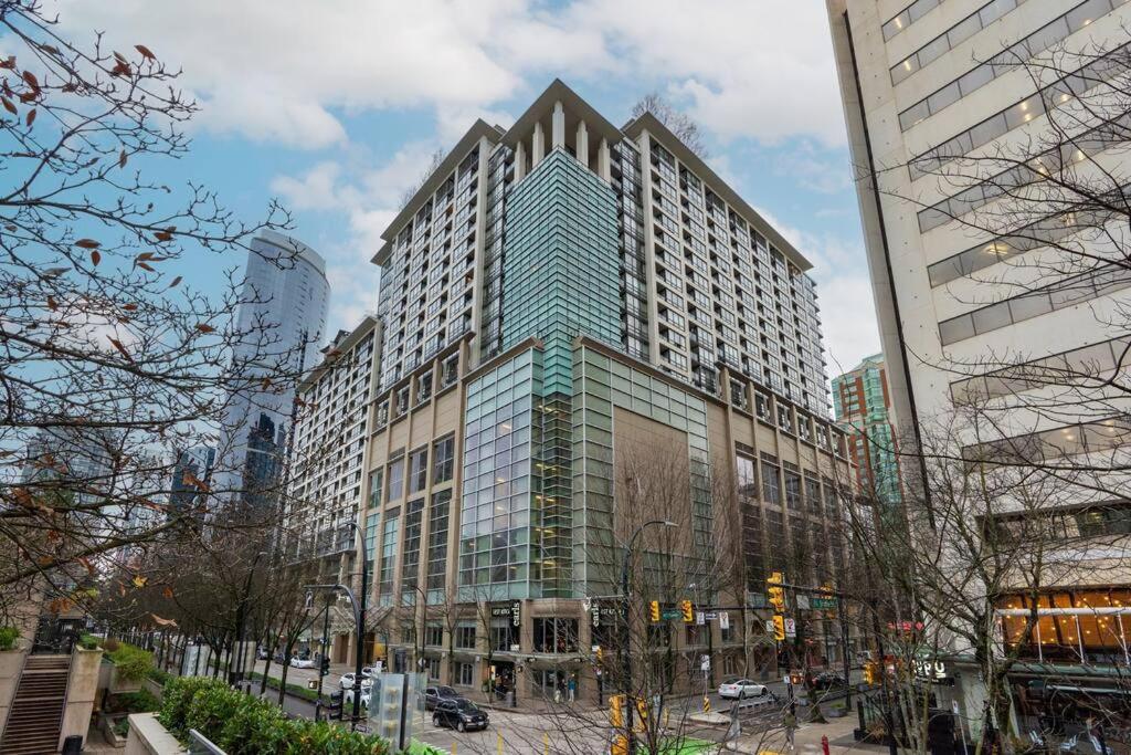 Downtown Vancouver 1-bedroom condo high-rise