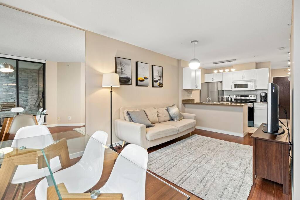 Downtown Vancouver 1-bedroom condo high-rise