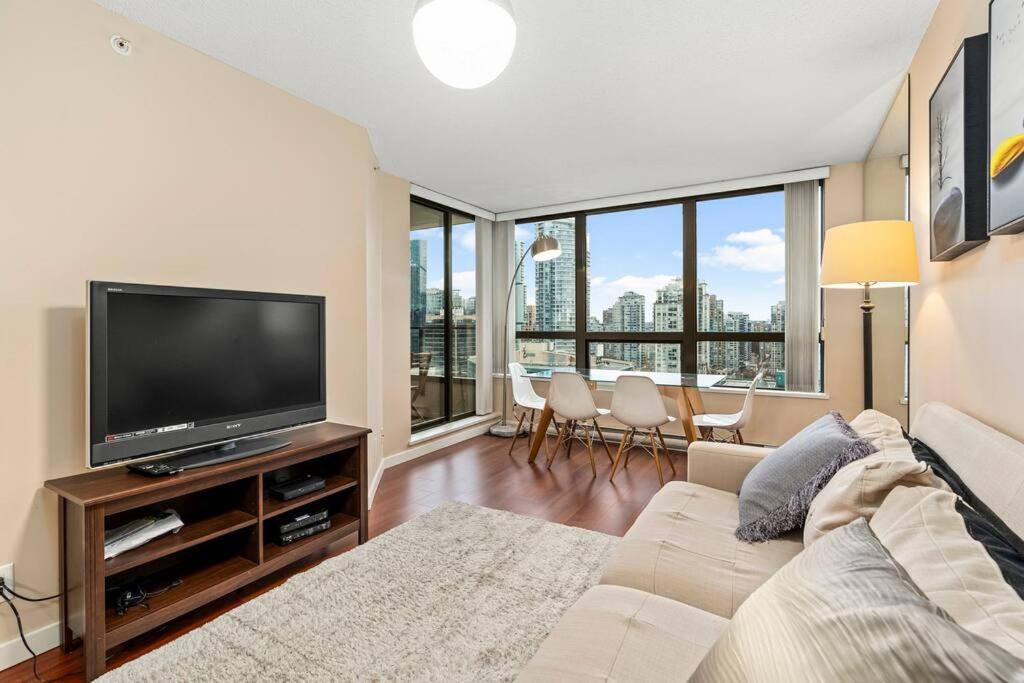 Downtown Vancouver 1-bedroom condo high-rise