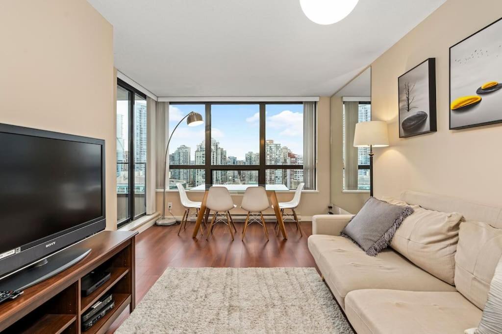 Downtown Vancouver 1-bedroom condo high-rise