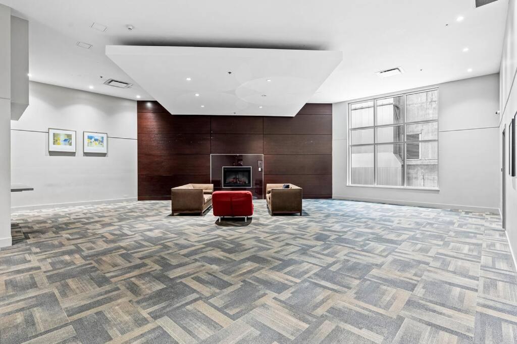 Downtown Vancouver 1-bedroom condo high-rise