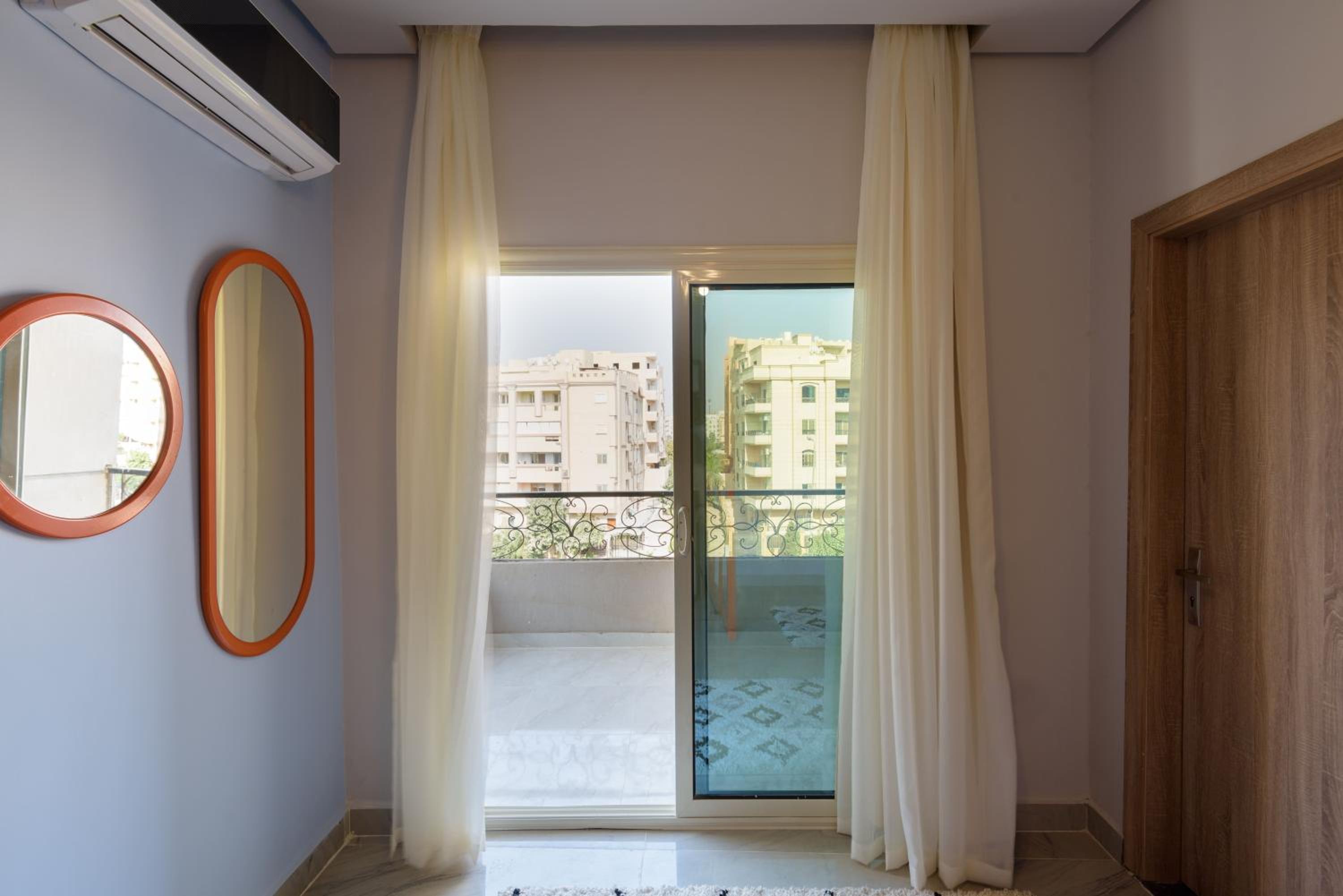 Travelholic 90 Residence