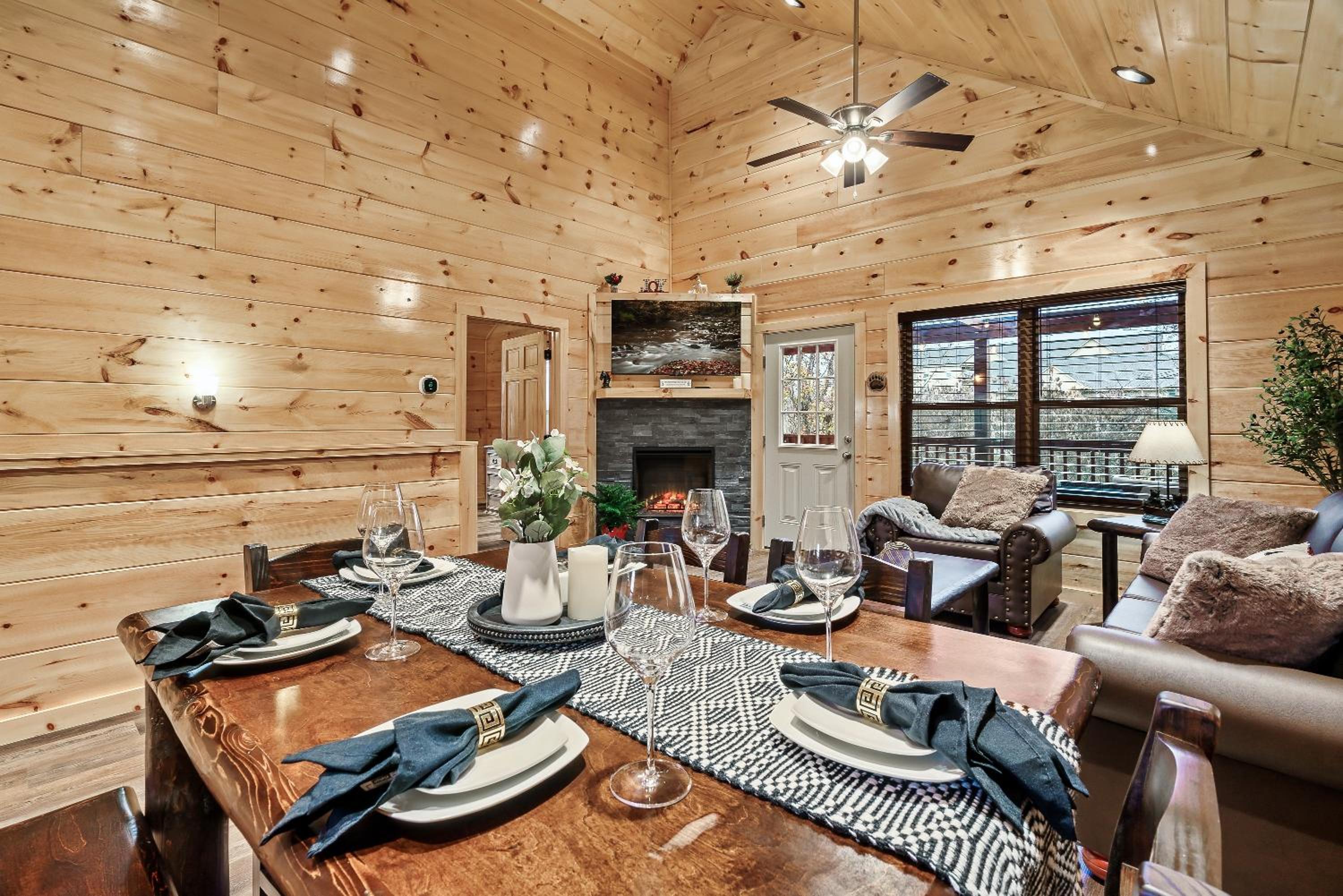 Mountains r Calling, Cozy Hideaway, King Beds, Hot-Tub, Arcade, EV Ready view 4