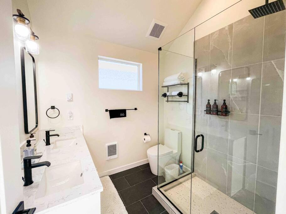 Central Seattle Peaceful Private Retreat 10 Mins Walk From Groceory Store view 2
