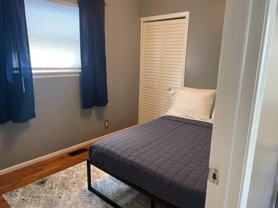 Modern River Retreat near airport, hospitals, businesses view 3