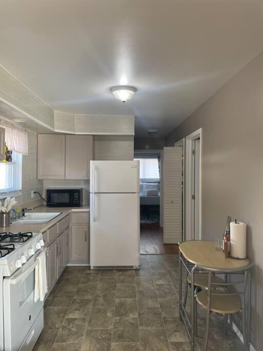 Modern River Retreat near airport, hospitals, businesses view 5