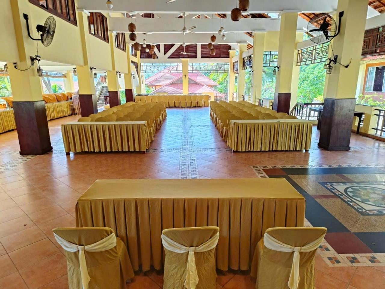 Hon Rom Central Beach Resort