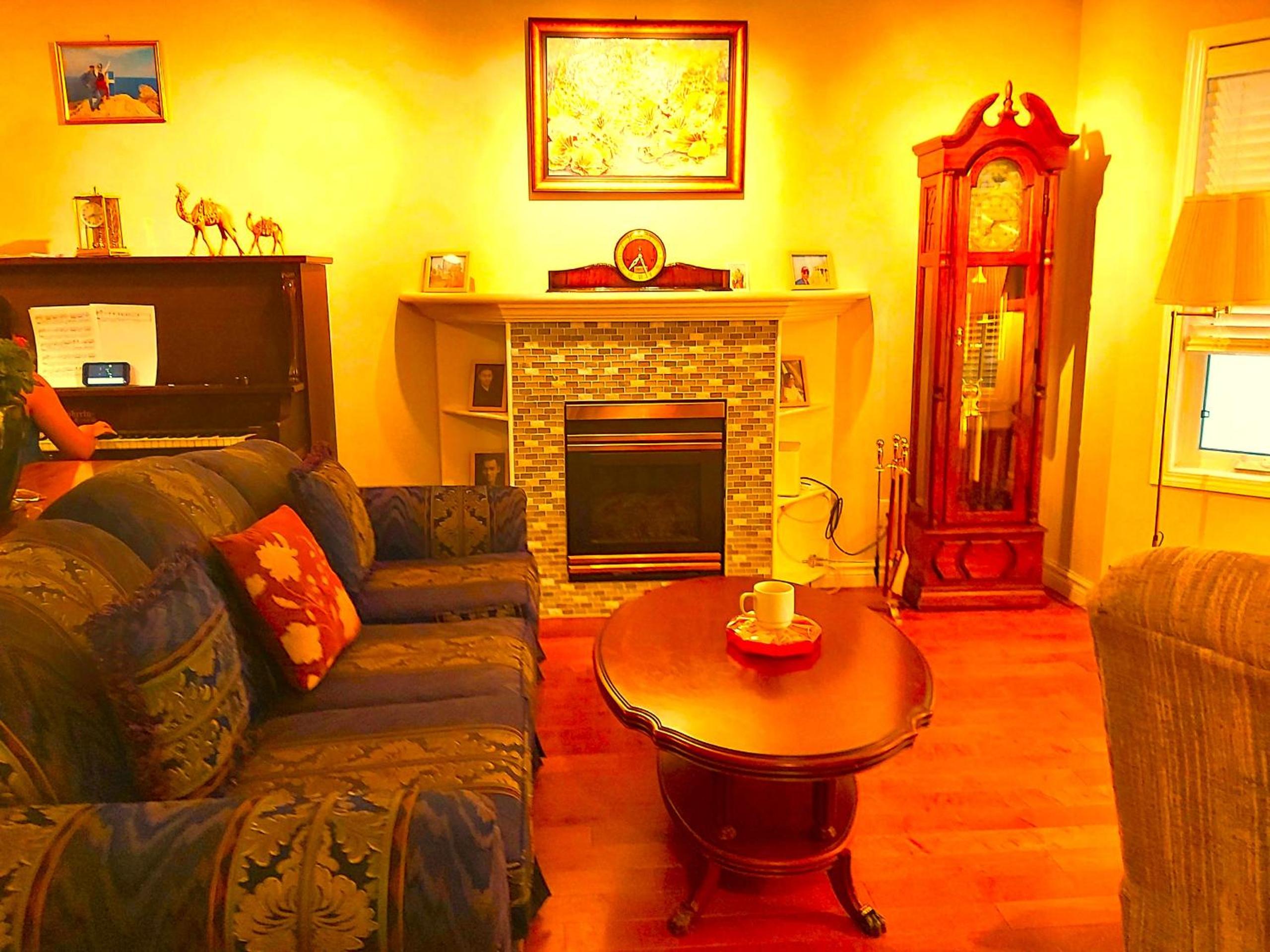 Lovely comfy home private bath in central Calgary