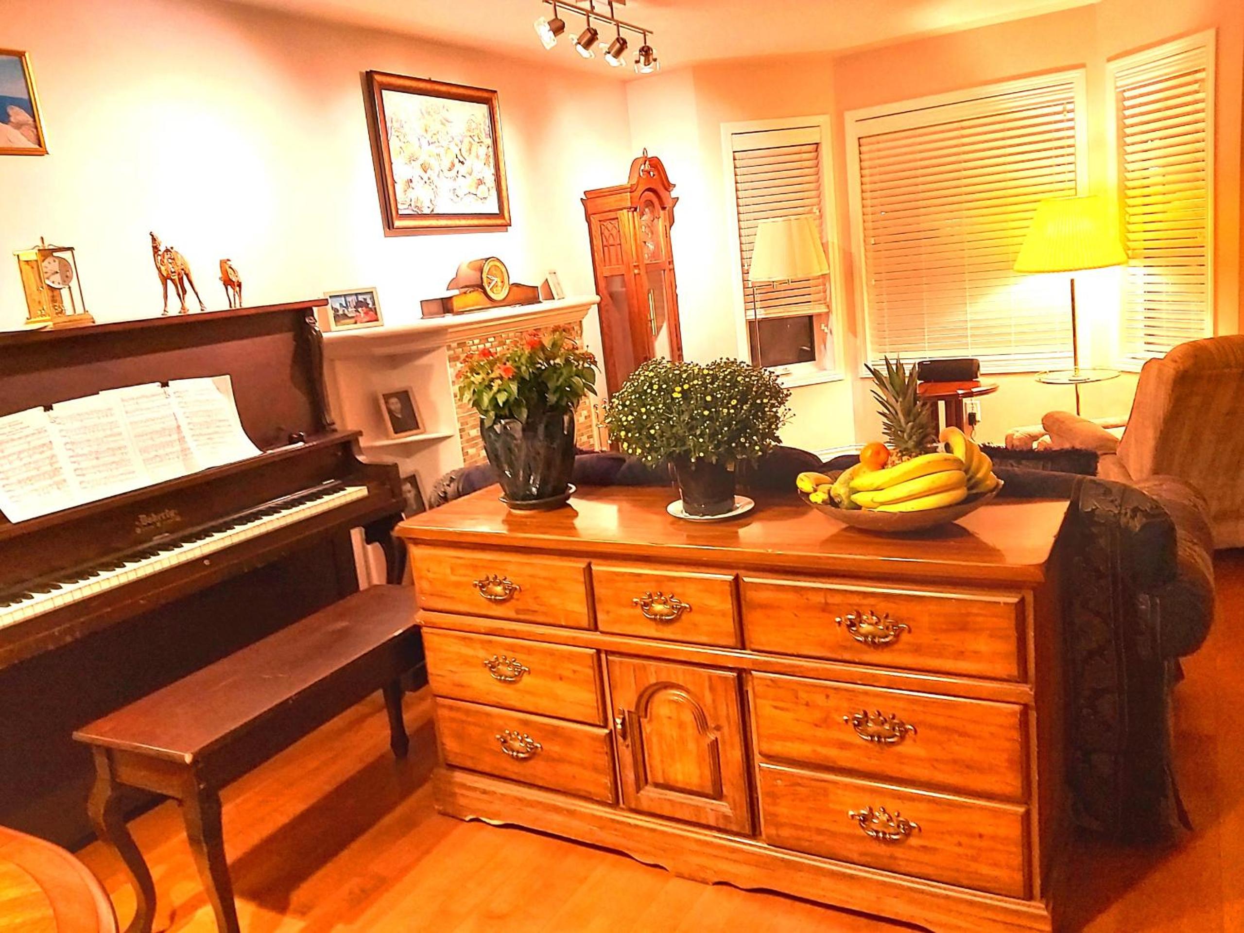 Lovely comfy home private bath in central Calgary