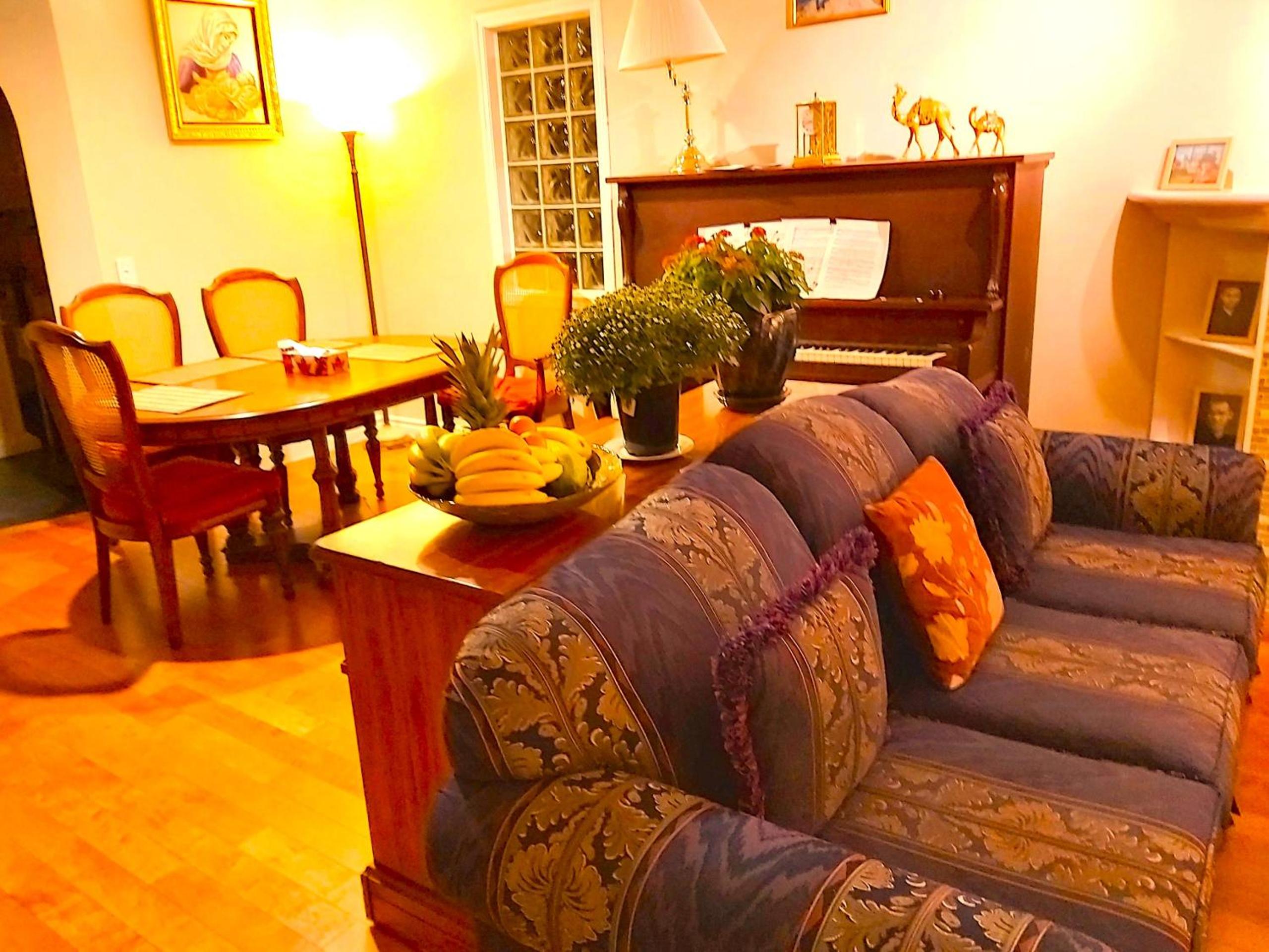 Lovely comfy home private bath in central Calgary