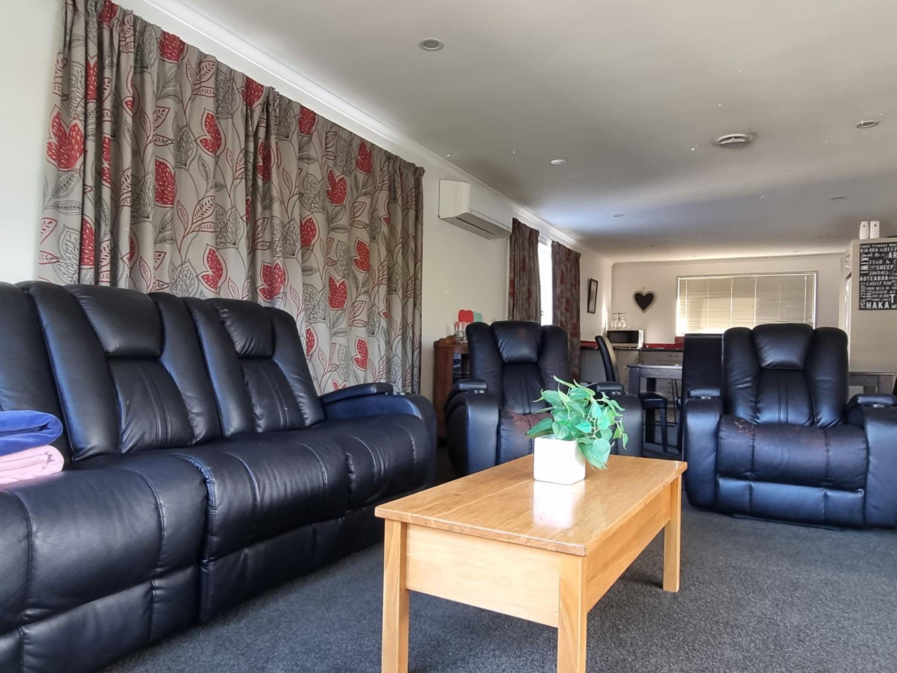 4bed 2bath house 5 mins walk to Palms & Golf club view 5