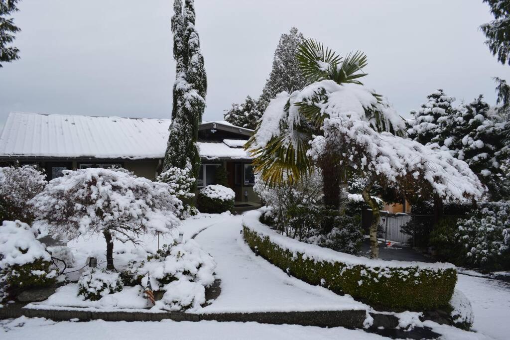 1-Bedroom Seaview Guesthouse on Seattle Luxury Estate with Views of Olympic Mountains
