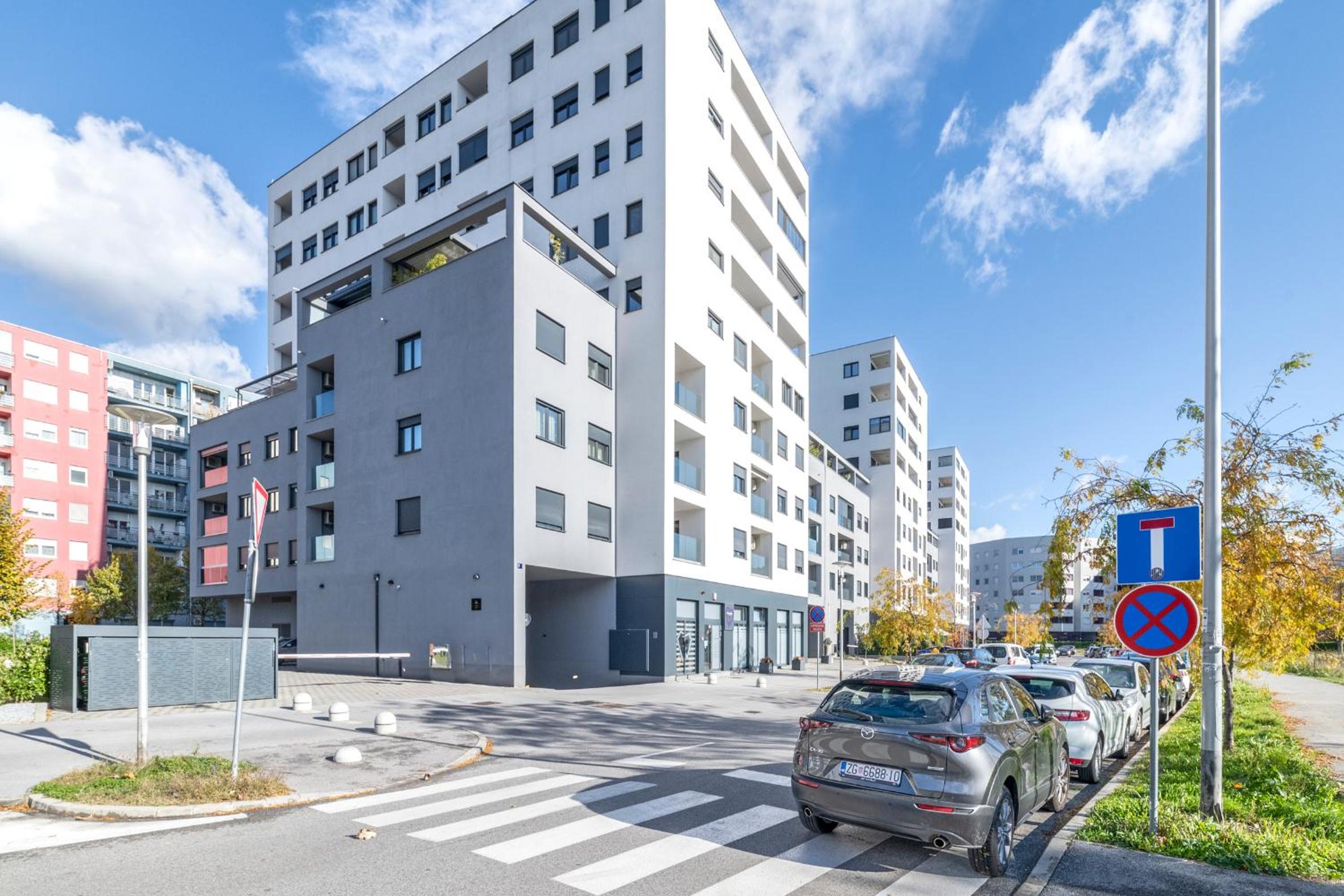 Hotel Flexible Selfcheckins 48 - Zagreb - Luxury - Parking - Extra Big Terrace - Brand New