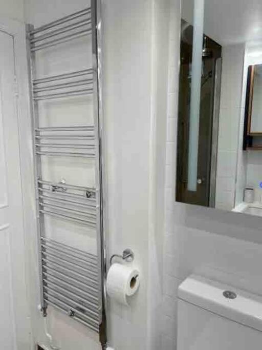 Kensington apartment with 2 bedrooms 1 living room and Patio
