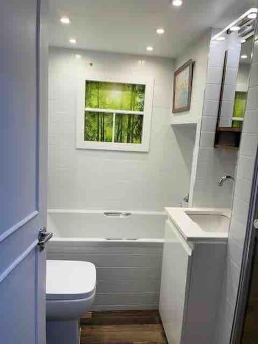 Kensington apartment with 2 bedrooms 1 living room and Patio