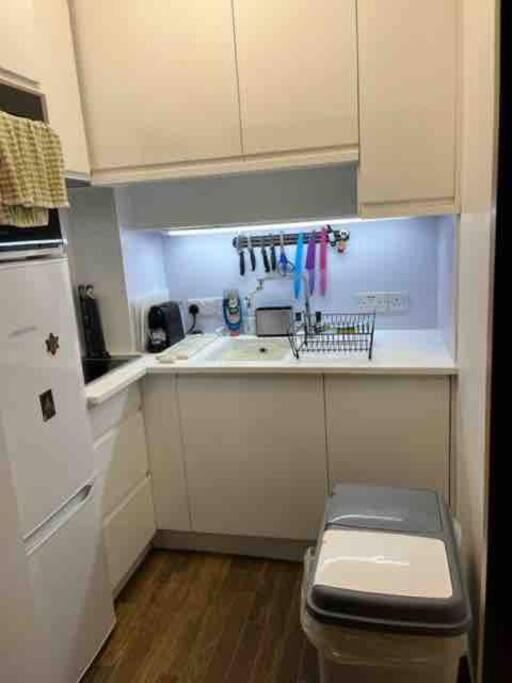 Kensington apartment with 2 bedrooms 1 living room and Patio