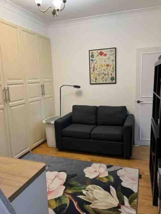 Kensington apartment with 2 bedrooms 1 living room and Patio