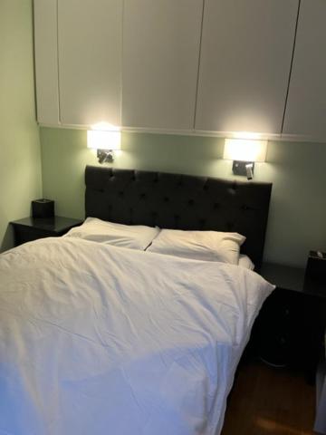 Kensington apartment with 2 bedrooms 1 living room and Patio