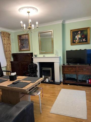 Kensington apartment with 2 bedrooms 1 living room and Patio