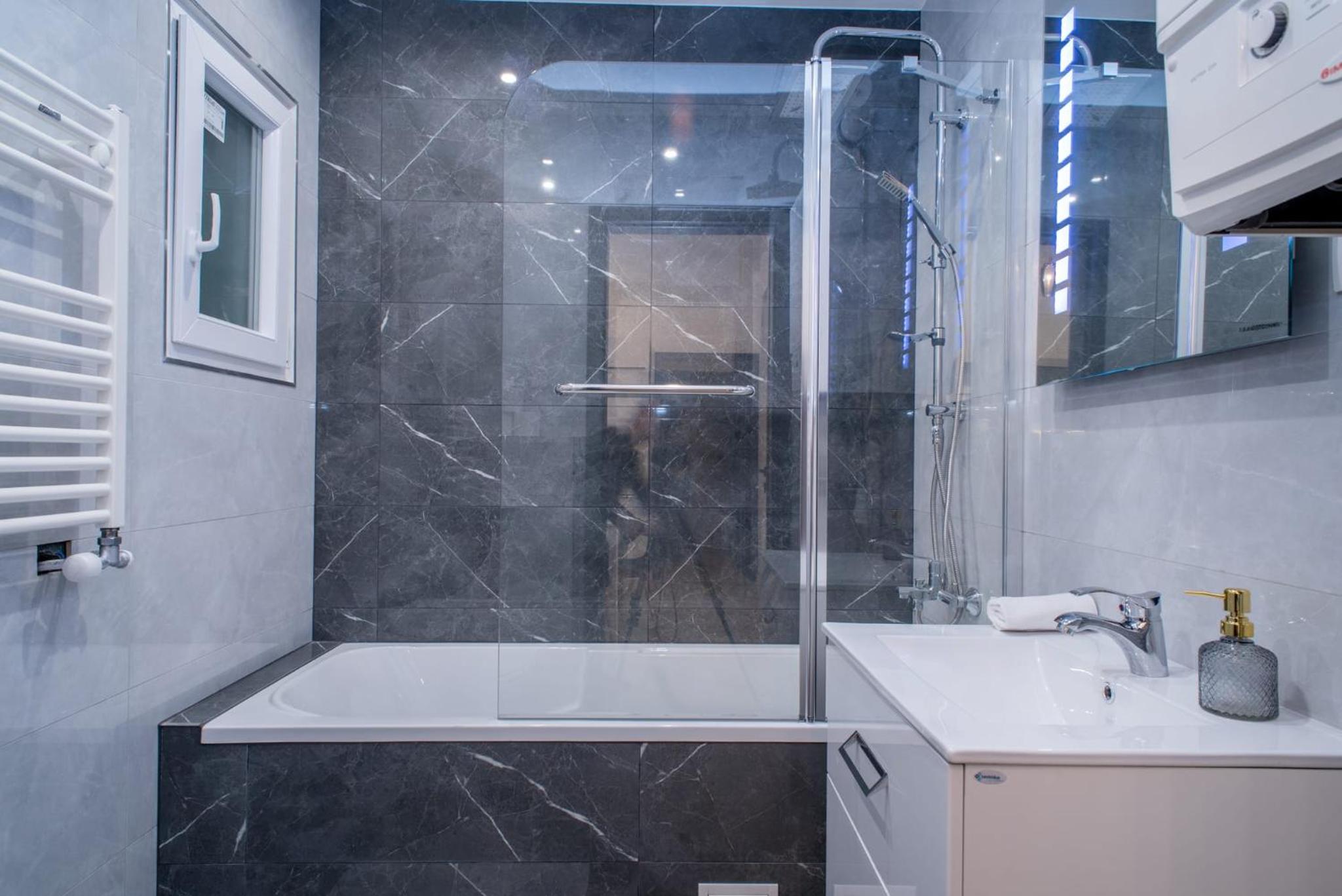 Very central NEW and large AC apartment