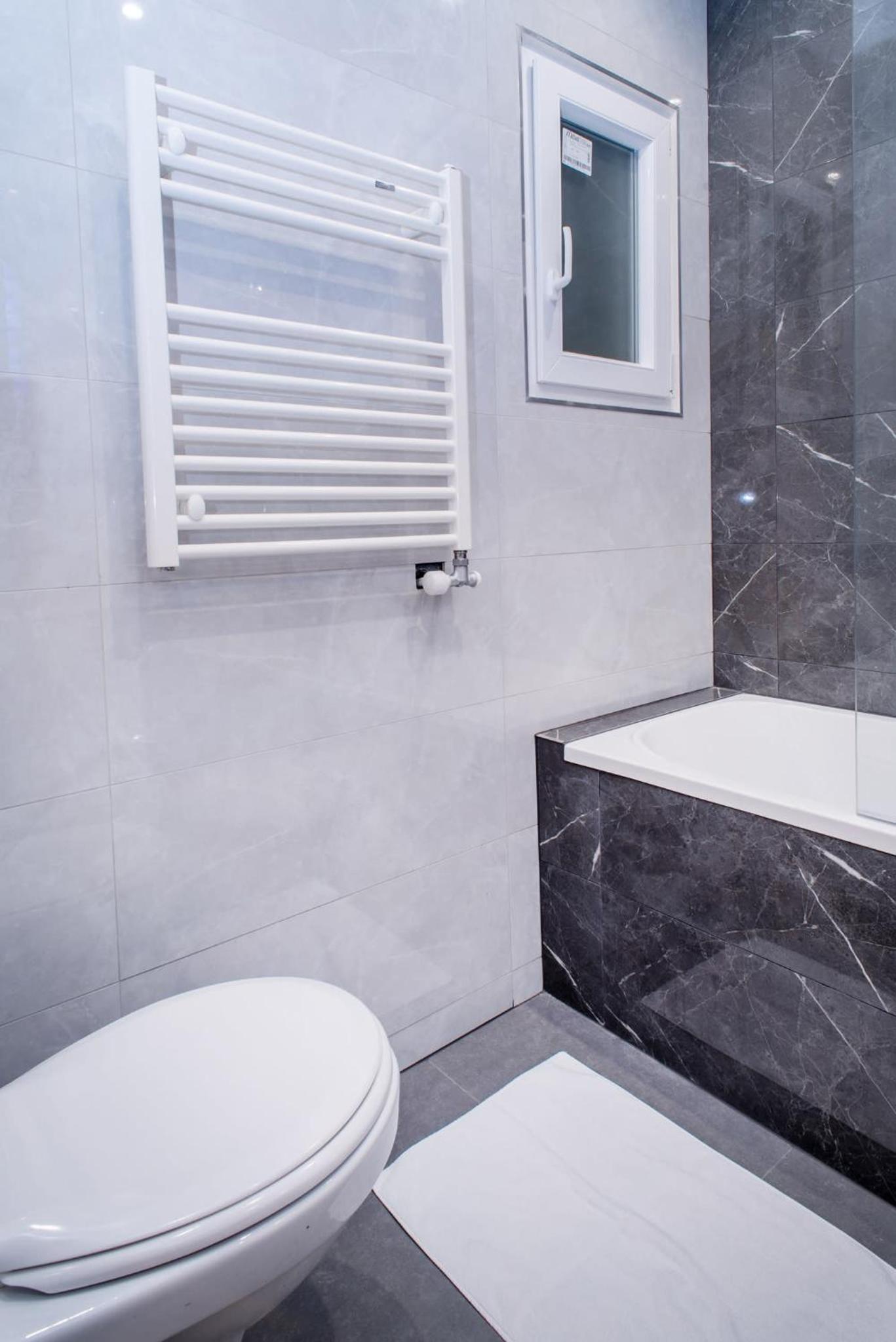 Very central NEW and large AC apartment