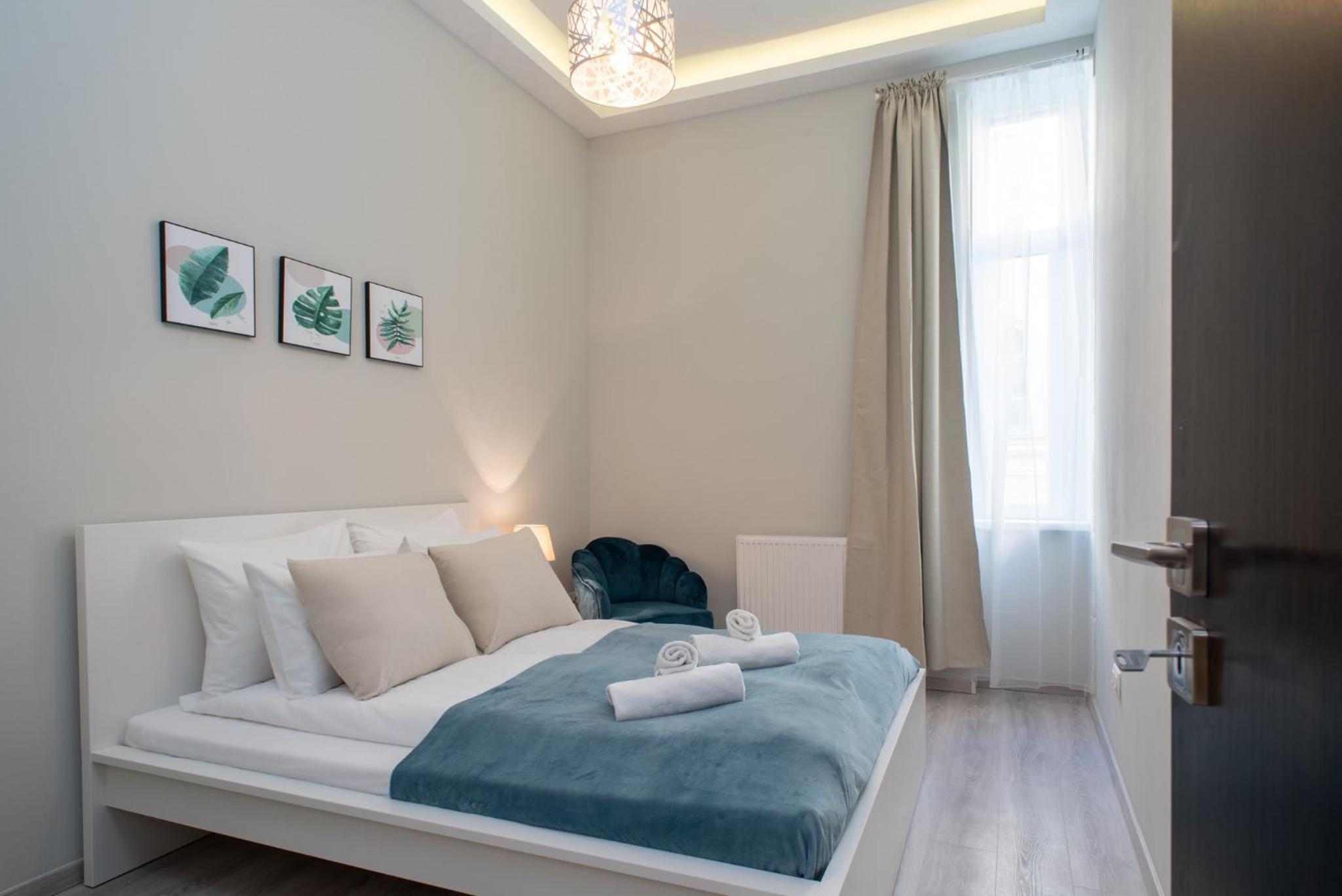 Very central NEW and large AC apartment