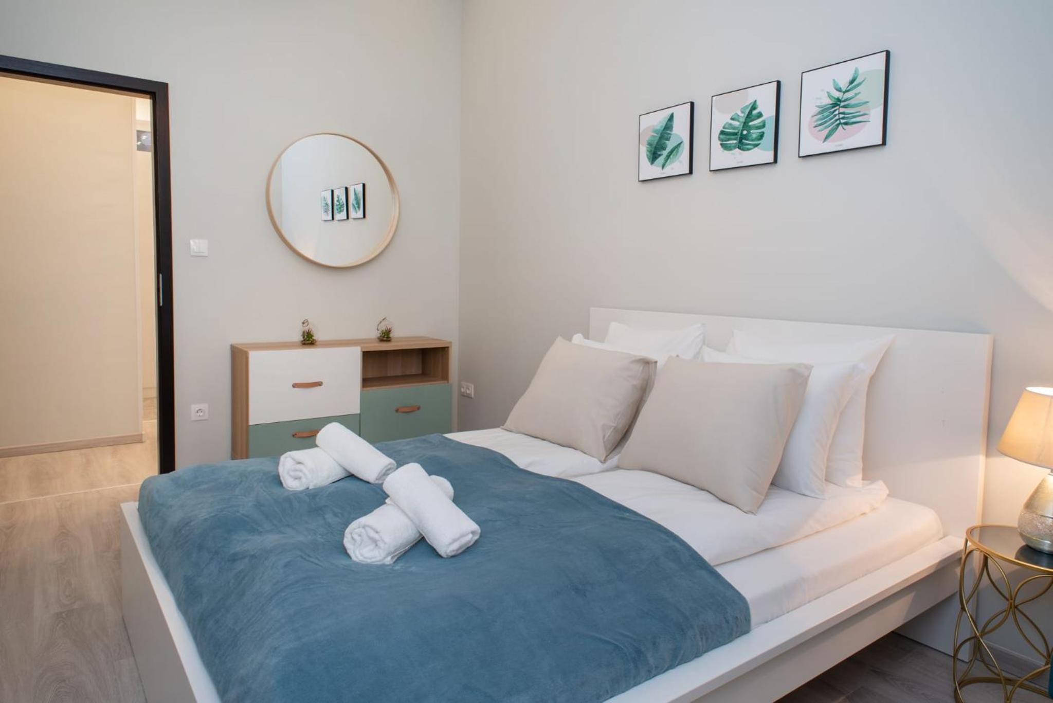 Very central NEW and large AC apartment