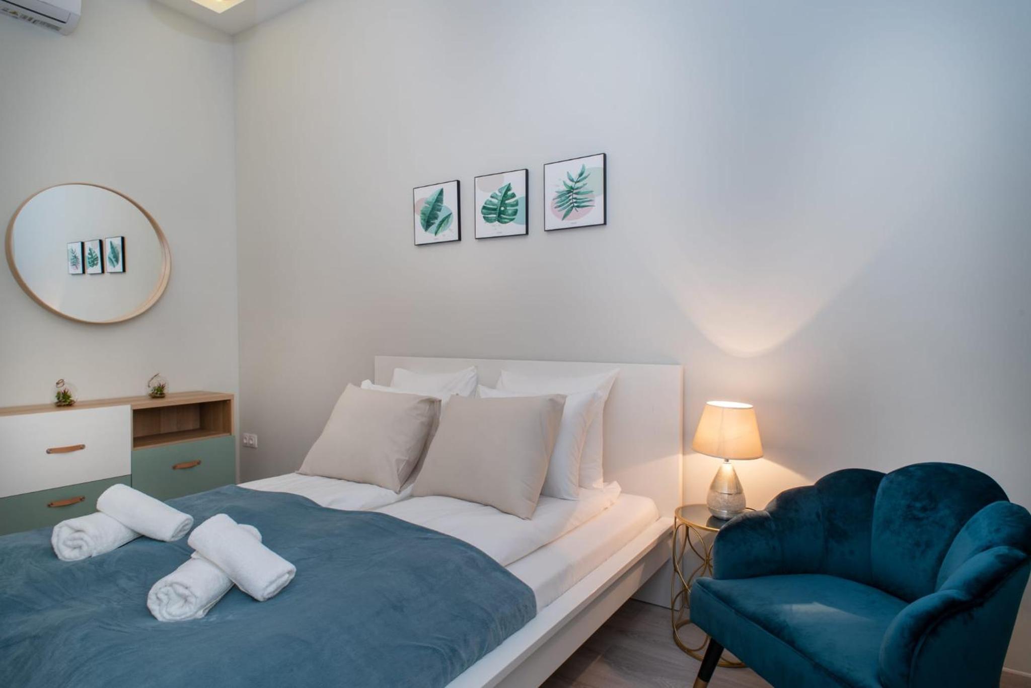 Very central NEW and large AC apartment