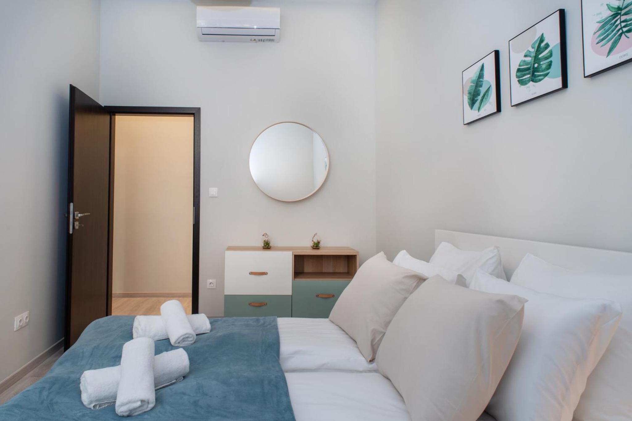 Very central NEW and large AC apartment