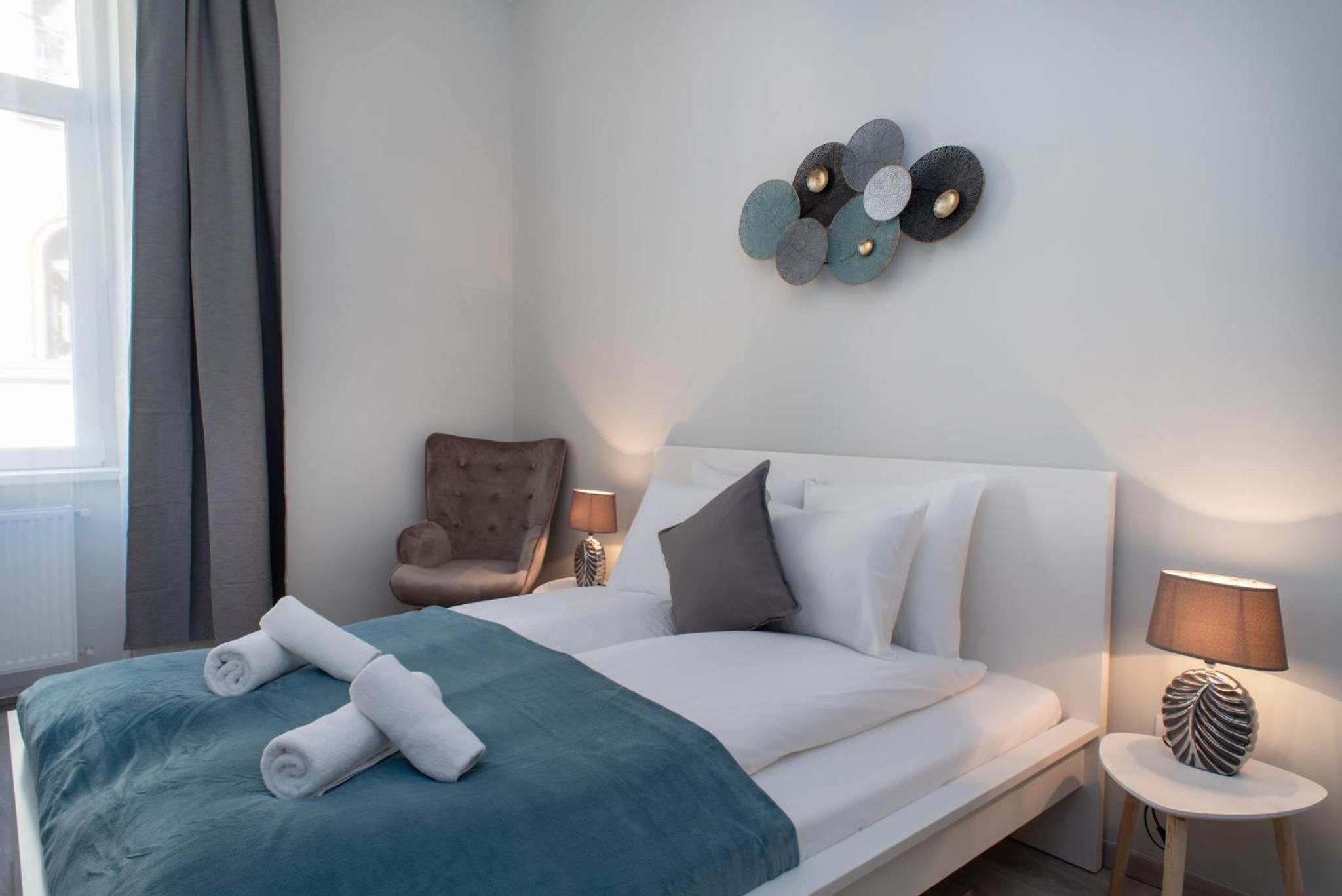 Very central NEW and large AC apartment