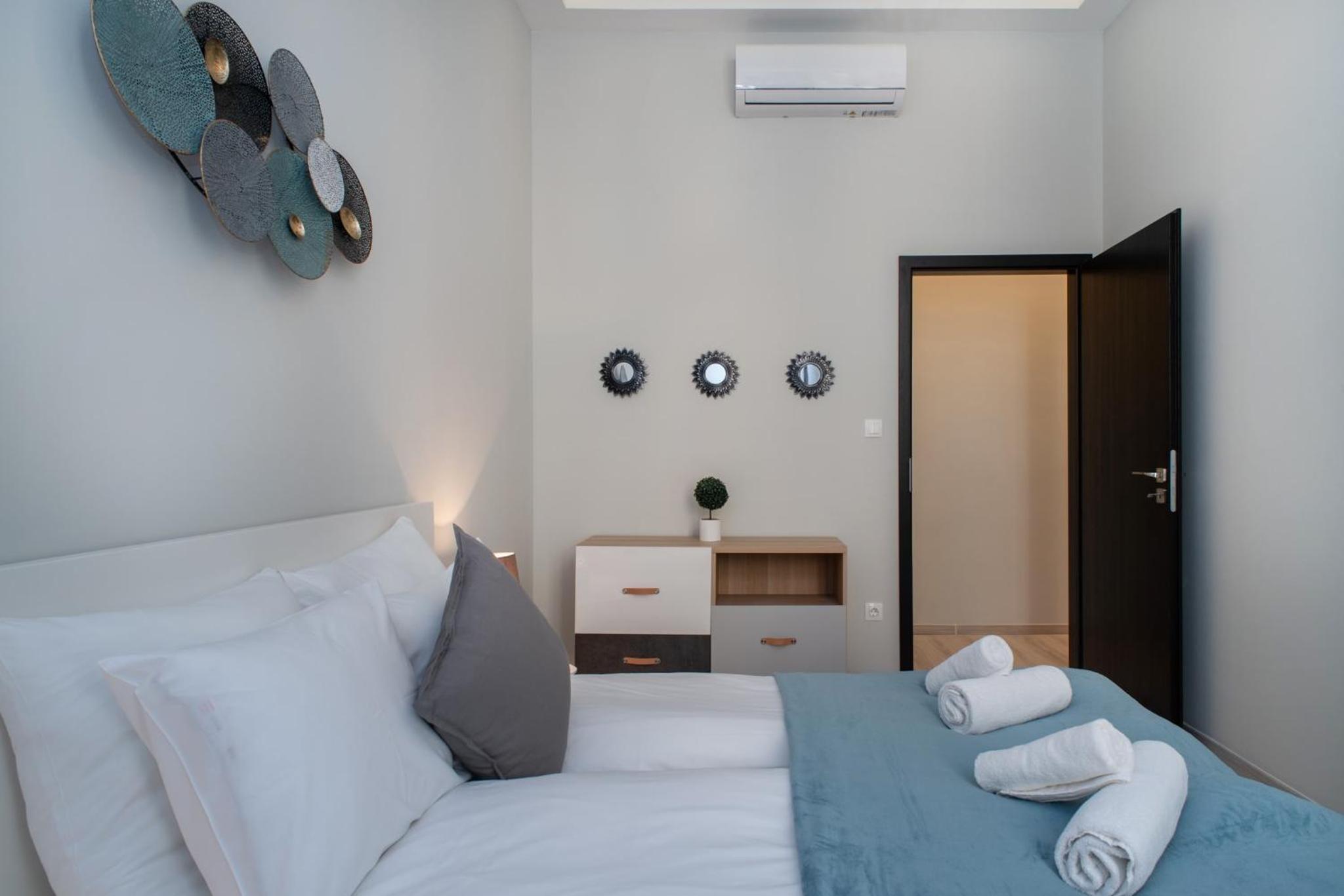 Very central NEW and large AC apartment