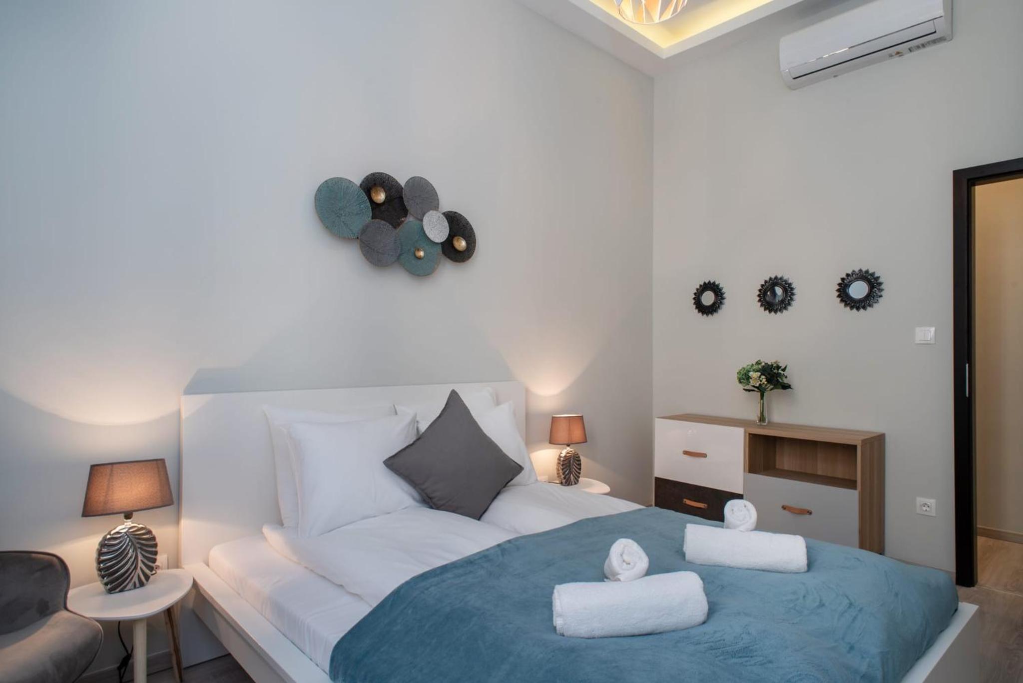 Very central NEW and large AC apartment
