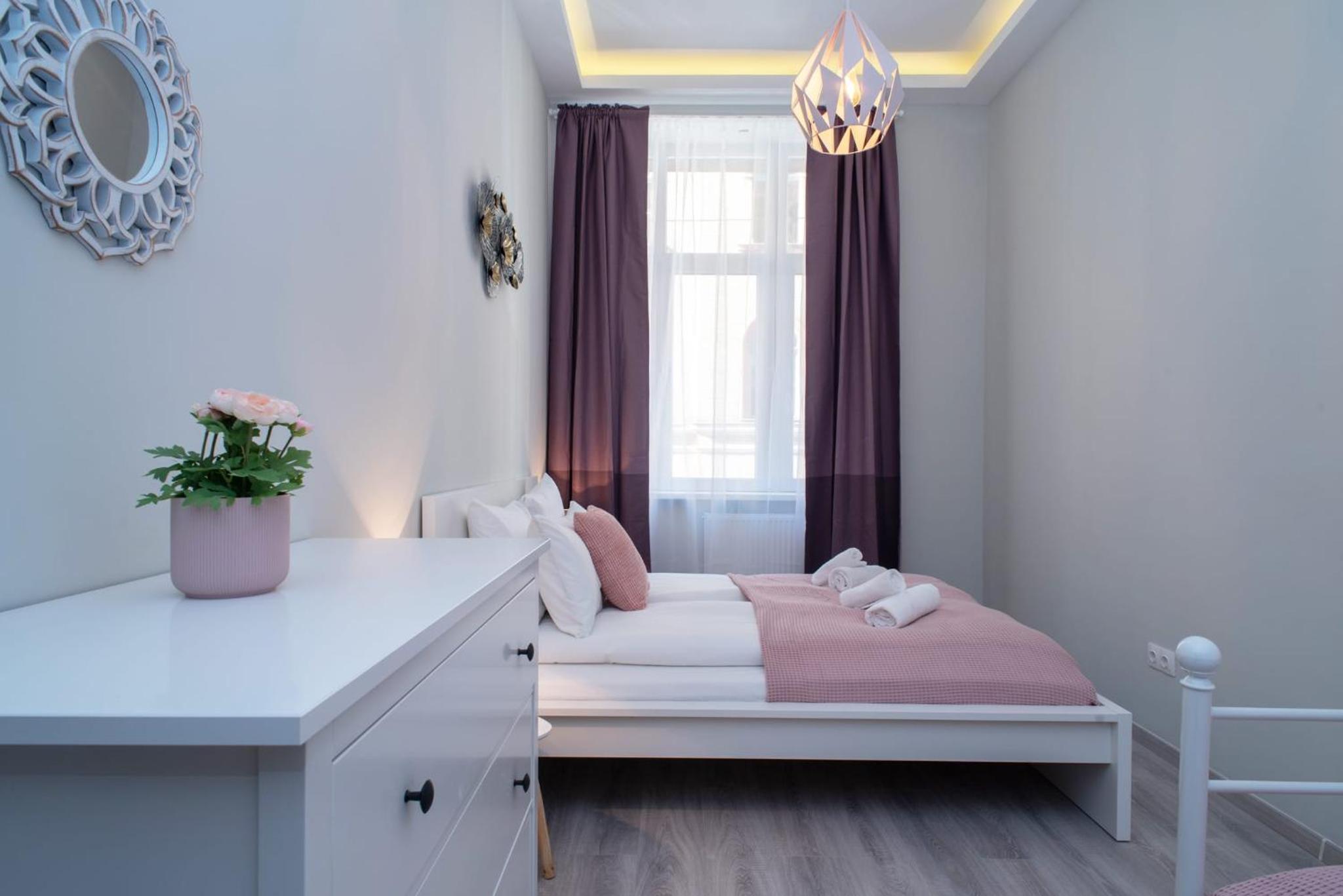 Very central NEW and large AC apartment