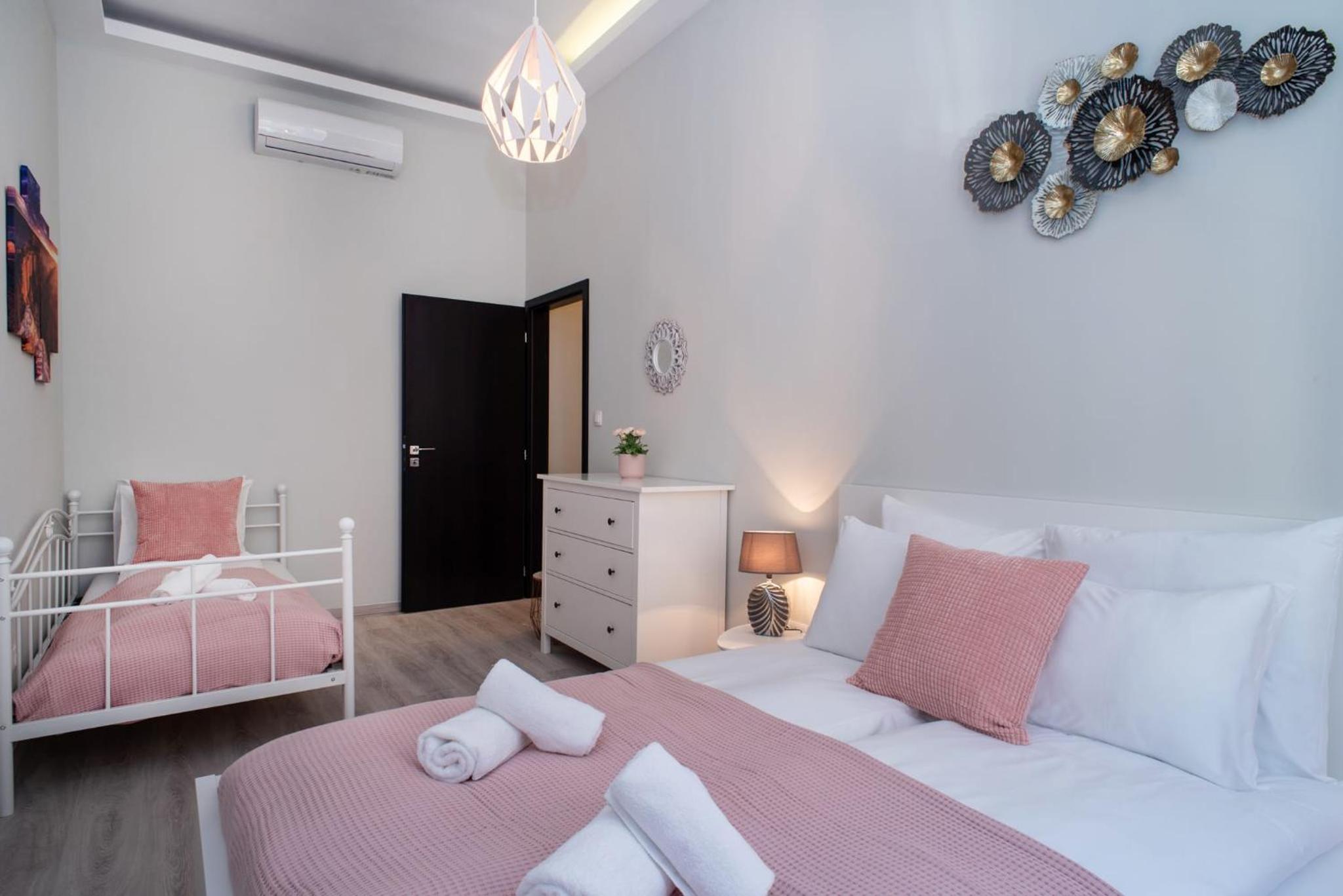 Very central NEW and large AC apartment