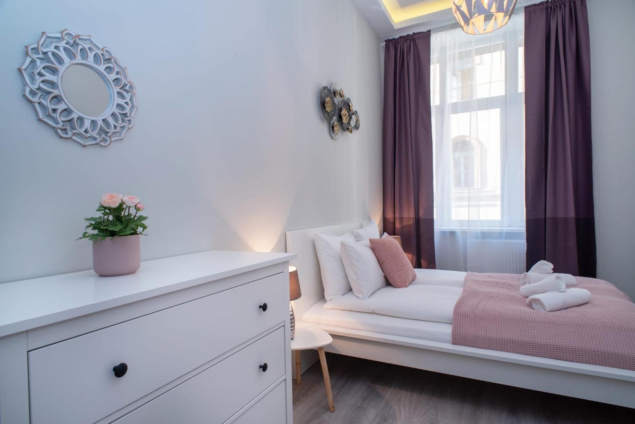 Very central NEW and large AC apartment