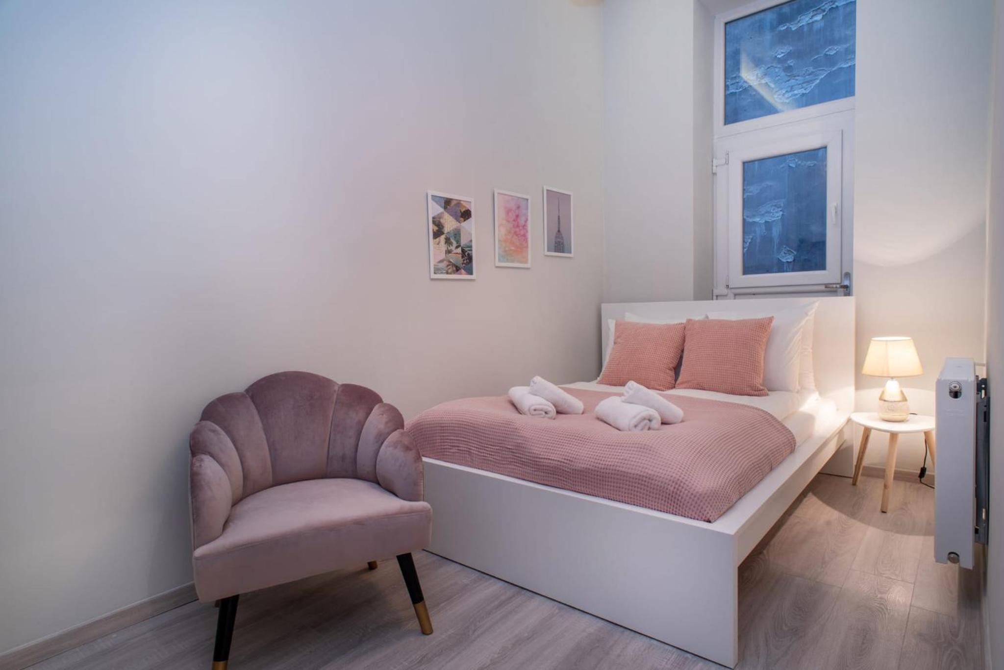 Very central NEW and large AC apartment