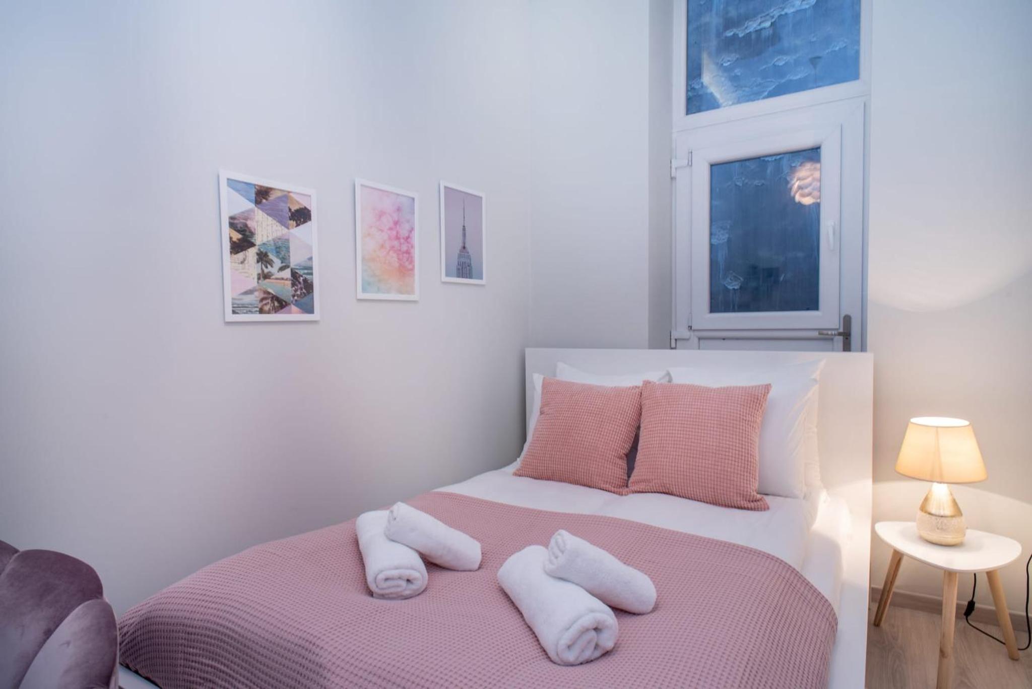 Very central NEW and large AC apartment