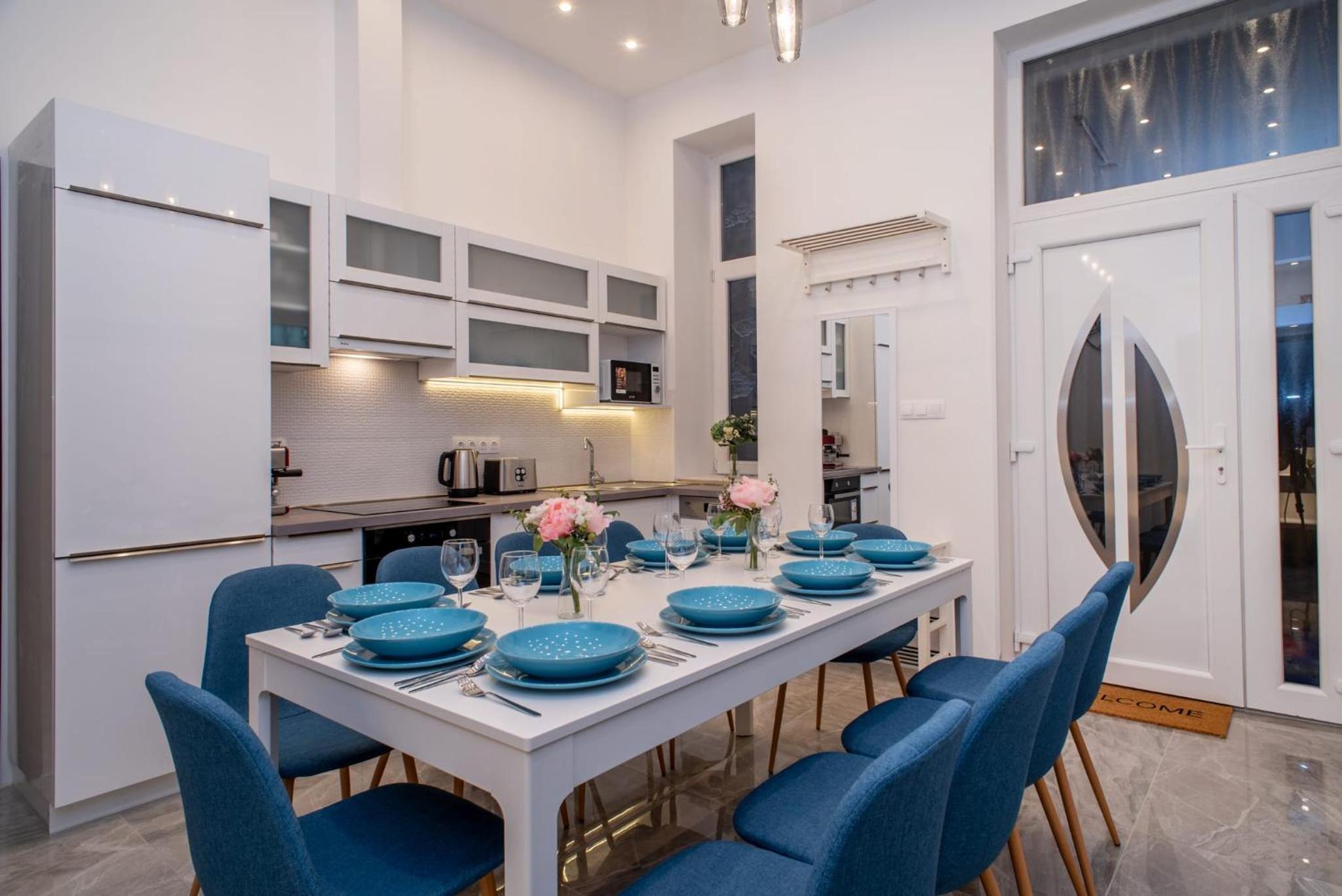 Very central NEW and large AC apartment