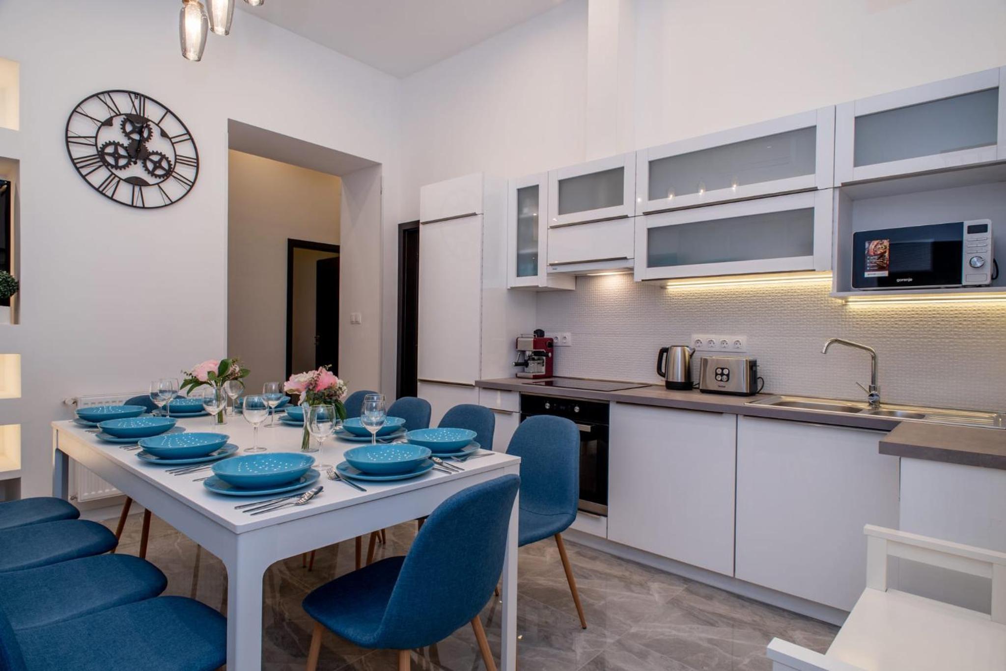 Very central NEW and large AC apartment