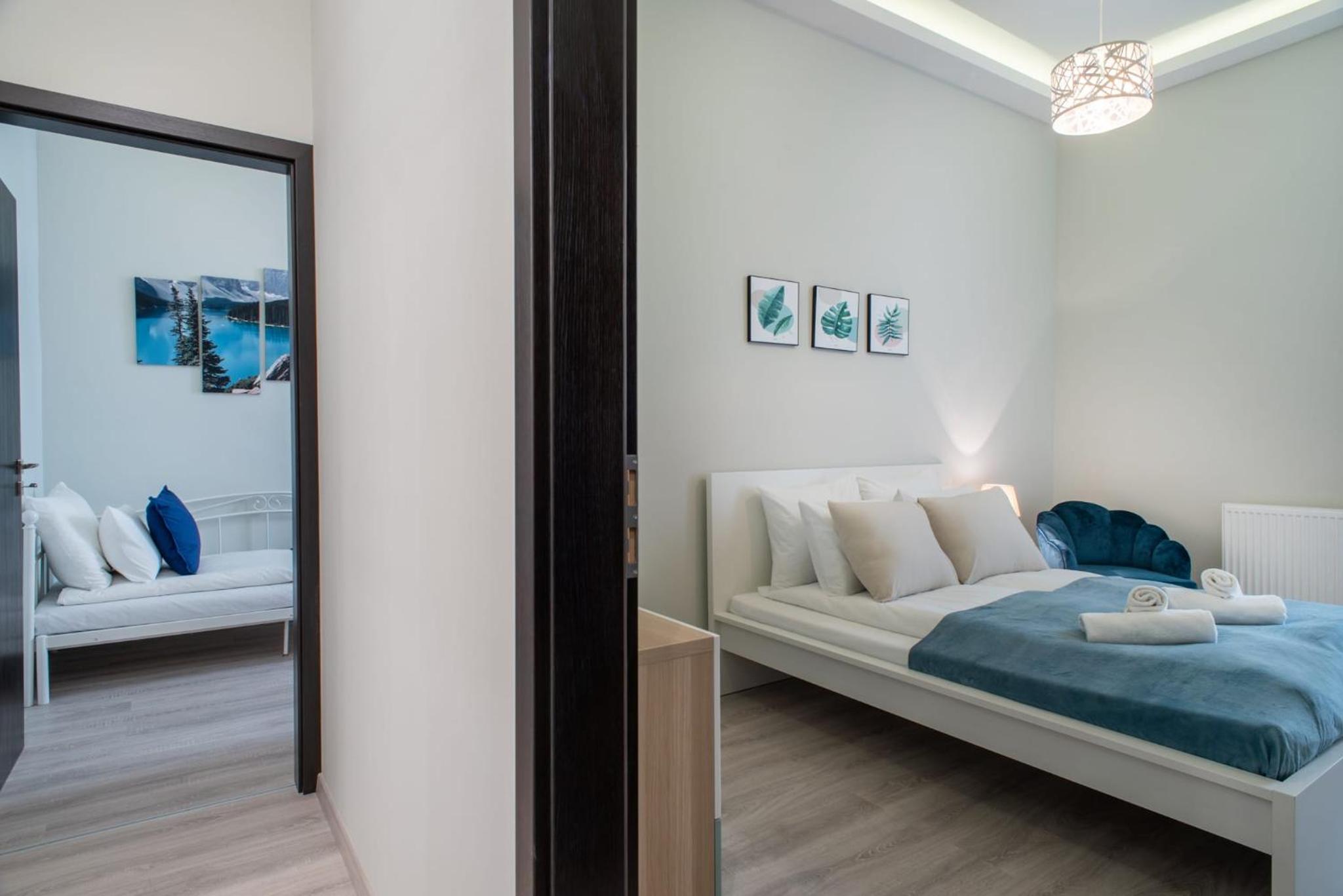 Very central NEW and large AC apartment