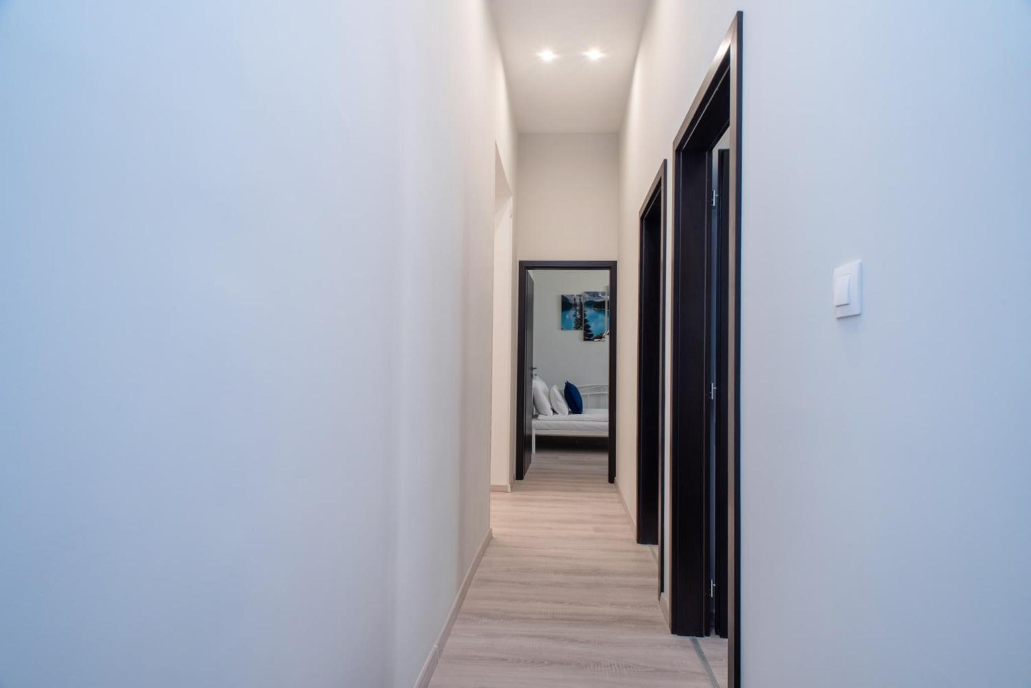 Very central NEW and large AC apartment