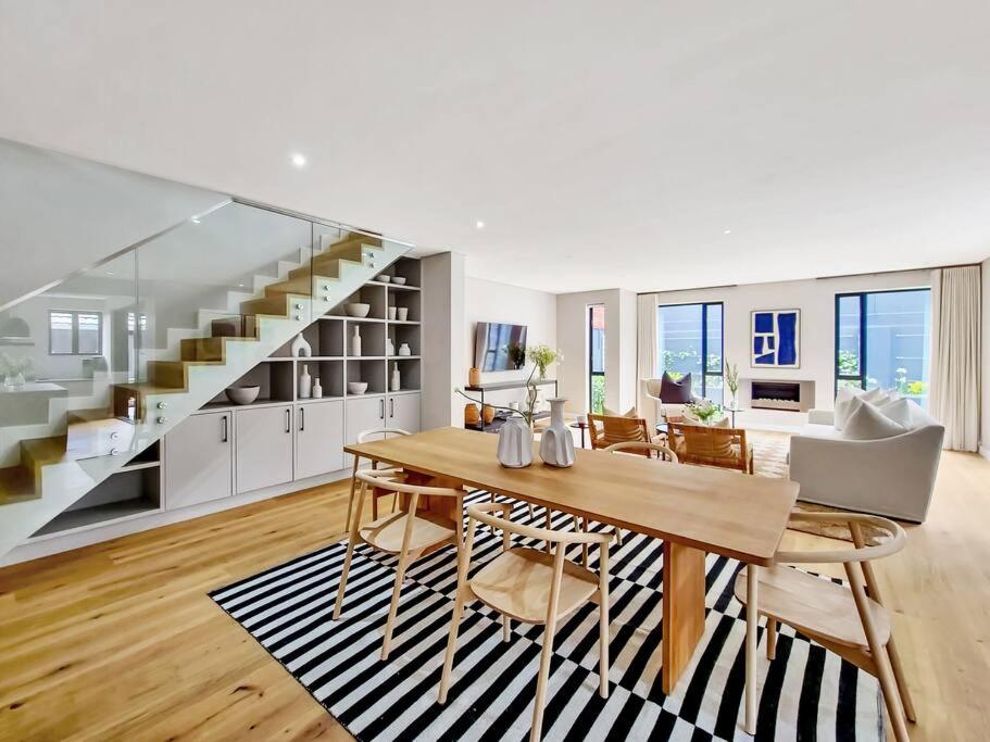 Luxurious Family home in Newlands with Pool view 3
