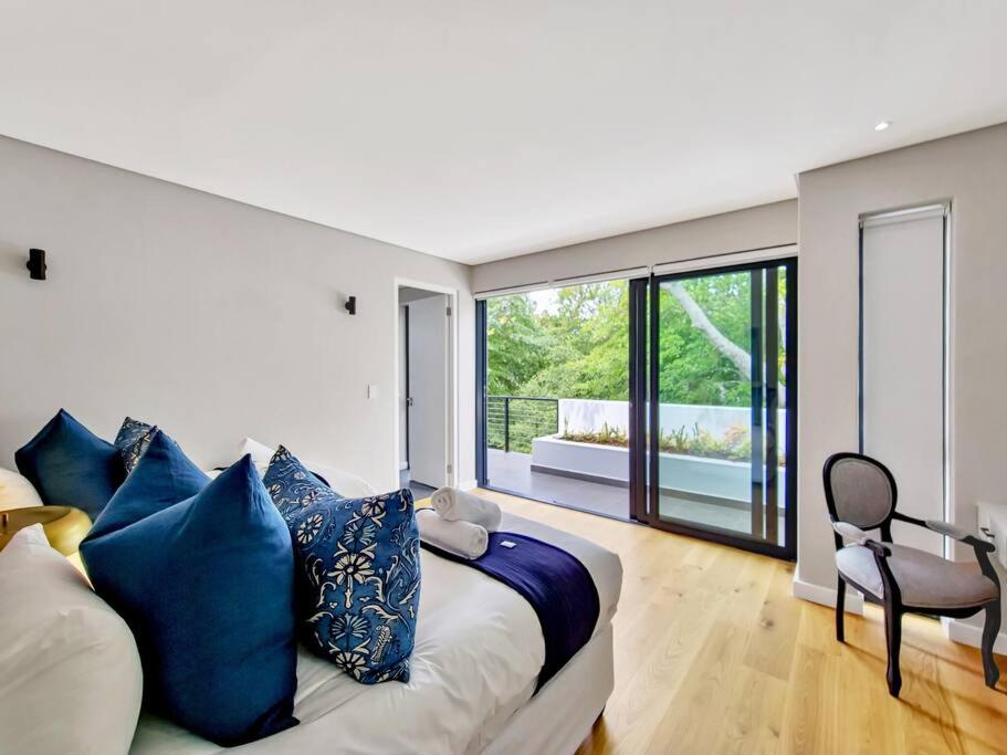 Luxurious Family home in Newlands with Pool view 4